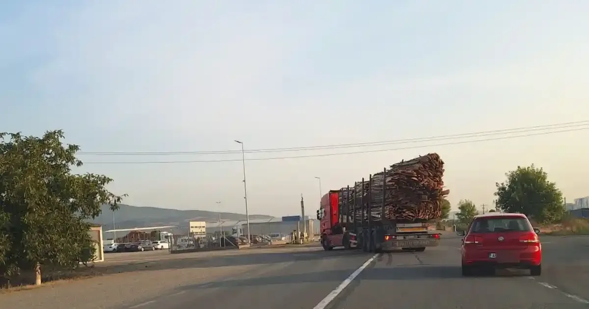 TIR plin cu lemne, filmat pe drumul dintre Sebeș și Alba Iulia