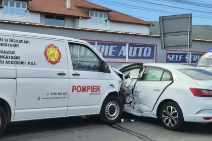 Accident în Alba Iulia: O autoutilitară și o mașină s-au ciocnit în zona Kaufland Cetate