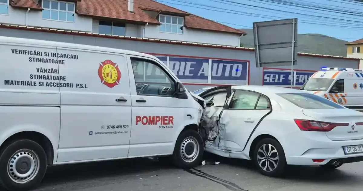 Accident în Alba Iulia: O autoutilitară și o mașină s-au ciocnit în zona Kaufland Cetate