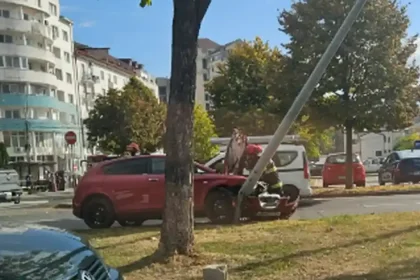 Accident în Alba Iulia: Un autoturism a lovit un stâlp de iluminat pe strada Decebal