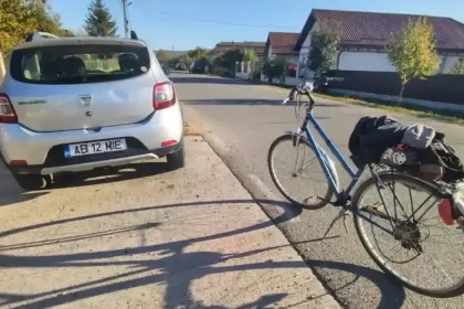 Accident rutier la Lunca Mureșului: tânăr beat, pe bicicletă, a lovit o mașină parcată