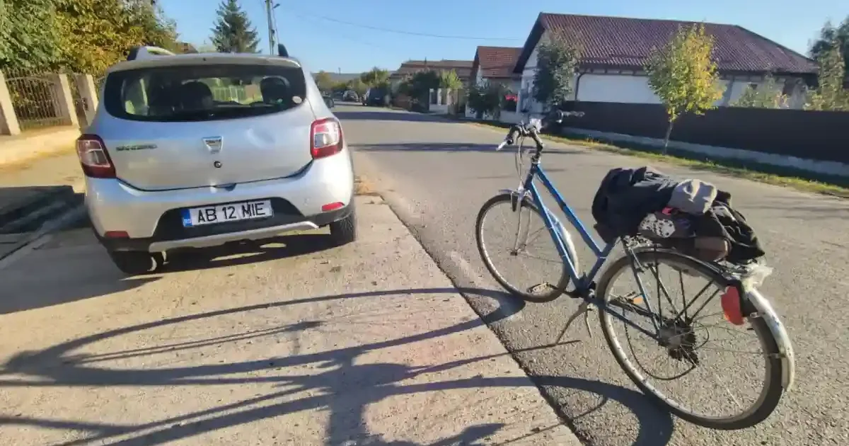 Accident rutier la Lunca Mureșului: tânăr beat, pe bicicletă, a lovit o mașină parcată