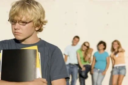 Adolescenții din România, cei mai expuși din UE la bullying online și fake news