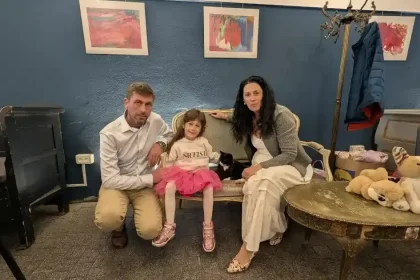 Ania Kuznețov, 5 ani, din Alba Iulia, prima expoziție de pictură