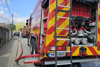 Balotieră cuprinsă de flăcări în zona balastierei din Sântimbru