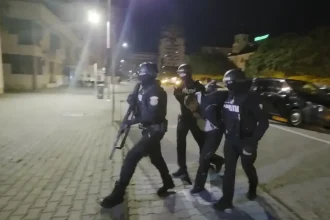 Bărbat arestat preventiv 30 de zile după ce a intrat cu armă în Poliția Alba Iulia