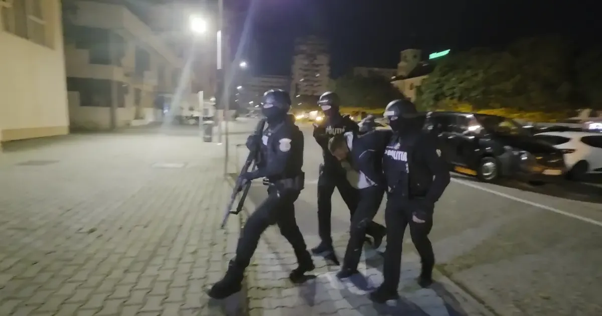Bărbat arestat preventiv 30 de zile după ce a intrat cu armă în Poliția Alba Iulia