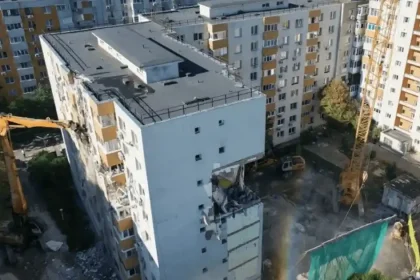 Demolarea blocului din Rahova afectat de explozie, premieră în România
