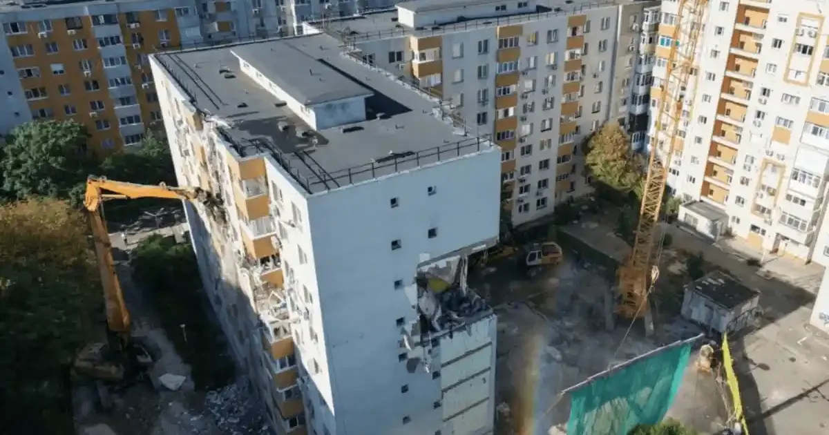 Demolarea blocului din Rahova afectat de explozie, premieră în România