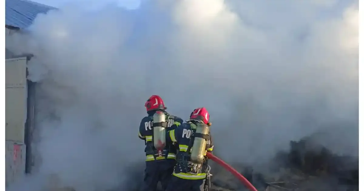 Incendiu în Alba Iulia: acoperișul unei hale de pe strada Ampoița este cuprins de flăcări