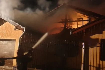 Incendiu în Blaj: O persoană surprinsă în interiorul unei locuințe cuprinse de flăcări