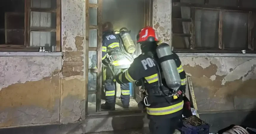 Incendiu într-o locuință din comuna Rădești. Pompierii au intervenit cu două autospeciale