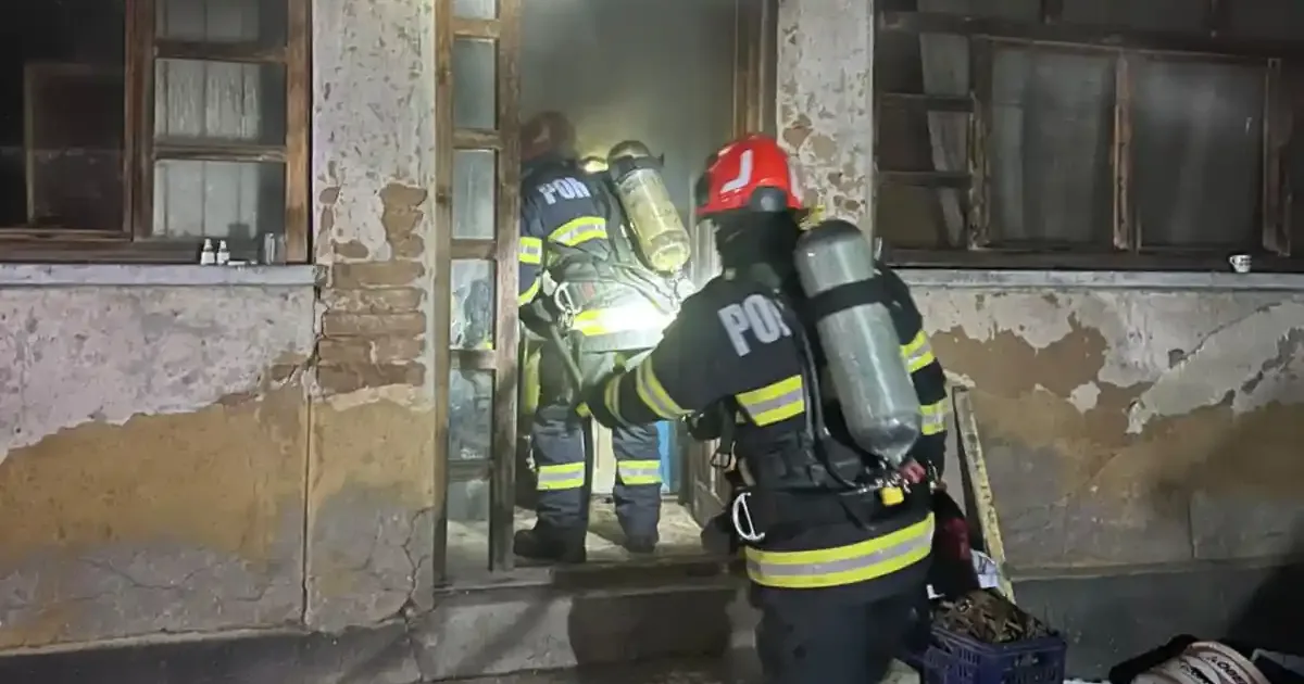 Incendiu într-o locuință din comuna Rădești. Pompierii au intervenit cu două autospeciale