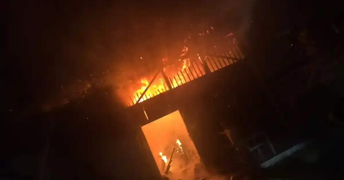 Incendiu la o anexă gospodărească din Câmpeni. A ars o magazie de lemne