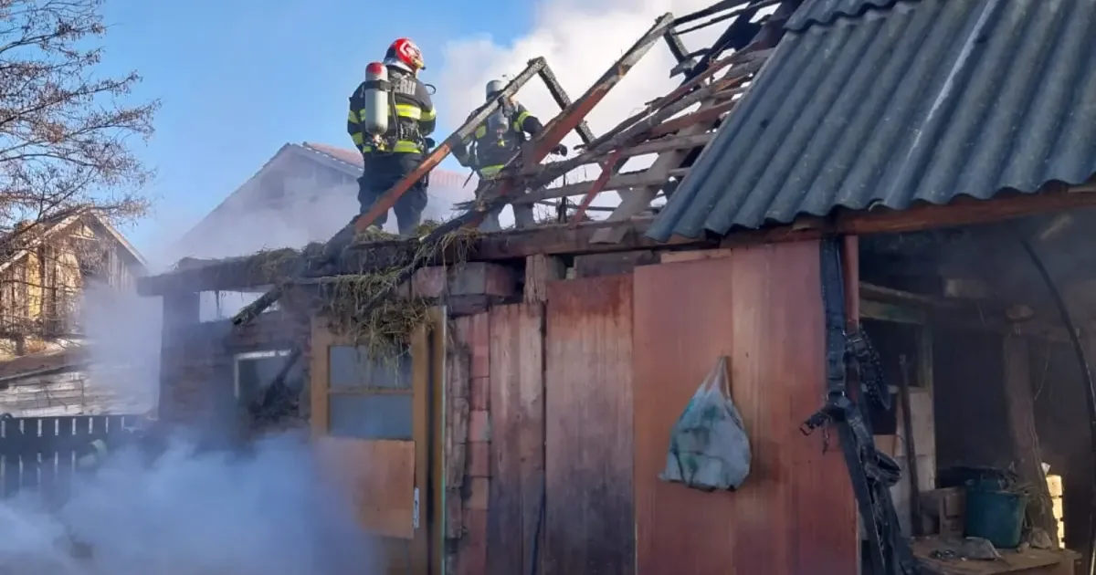 Incendiu la Teiuș: Un grajd a luat foc. Intervin pompierii