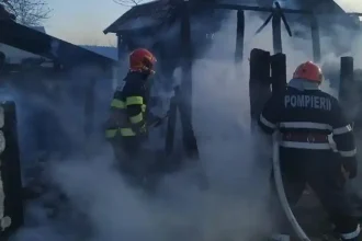 Incendiu la Veseuș: Flăcările au cuprins o anexă gospodărească