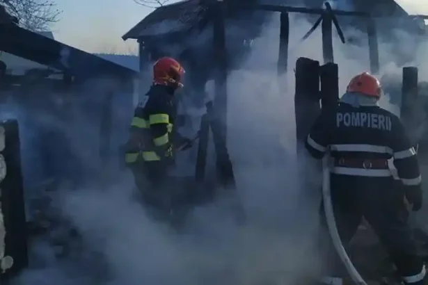 Incendiu la Veseuș: Flăcările au cuprins o anexă gospodărească