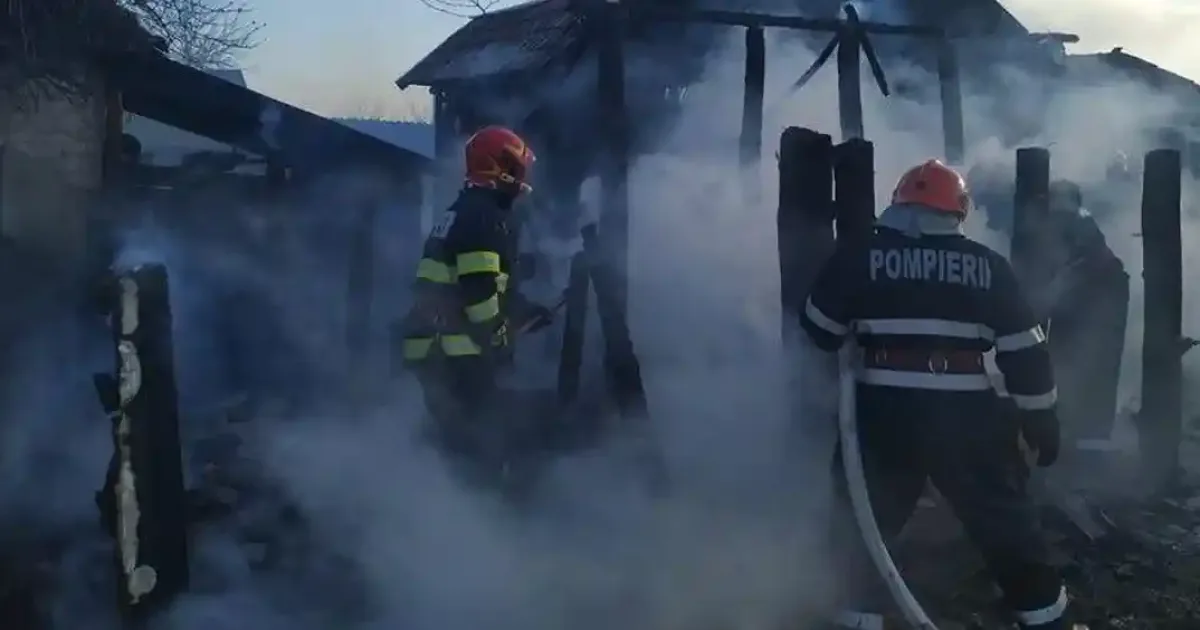 Incendiu la Veseuș: Flăcările au cuprins o anexă gospodărească
