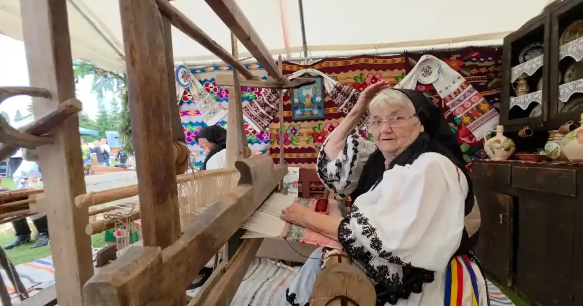 Într-un sat din Apuseni, la 80 de ani, o femeie încă țese la război și împletește ciorapi