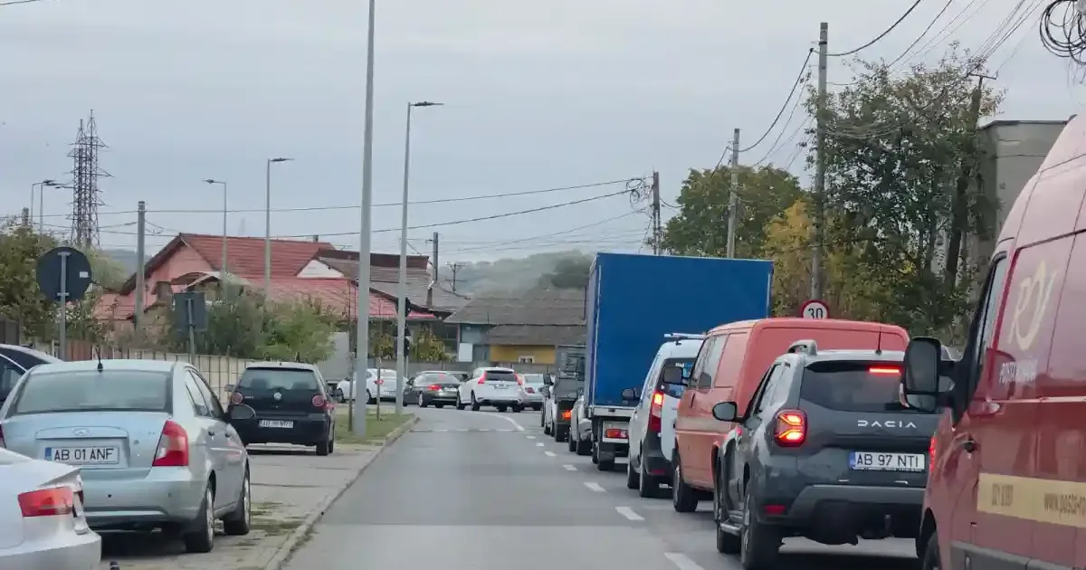 Marți 13: coadă de mașini în Alba Iulia din cauza barierei de la calea ferată