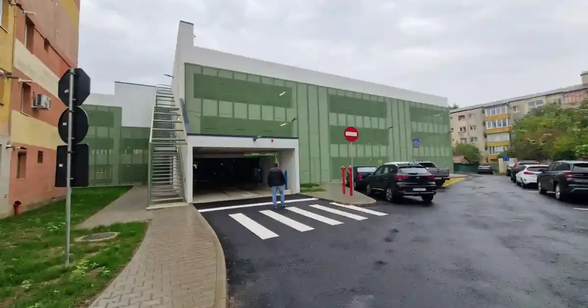 Prima parcare supraetajată din Alba Iulia, recepționată târziu. Cum arată clădirea