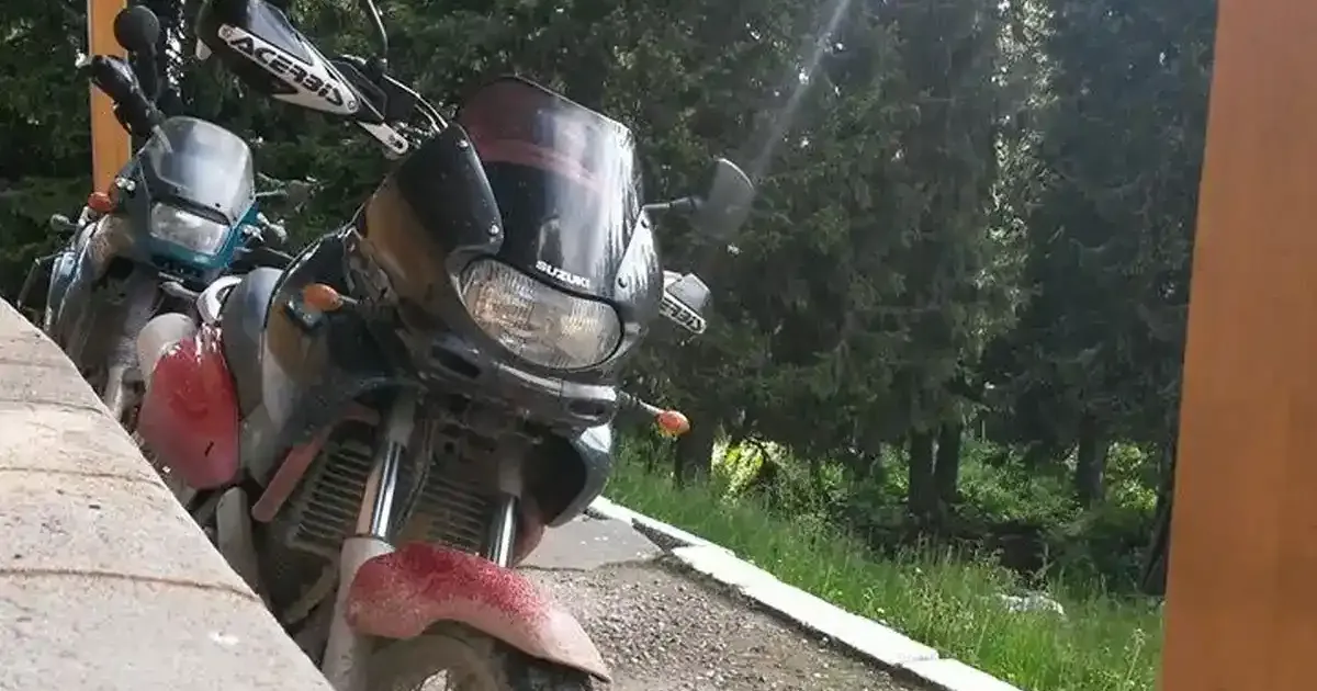 Reguli noi pentru motocicliști: benzi de autobuz, printre mașini la semafor, parcări