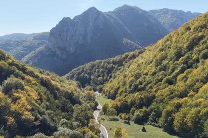Șoseaua din Apuseni transformată într-un traseu spectaculos