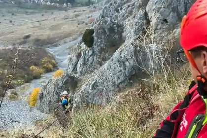 Tânăr de 22 de ani, blocat pe Colții Trascăului, salvat în rapel de salvamontiști