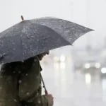Vremea rea în România: ploi, lapoviță și ninsori la munte, vânt de până la 90 km/h